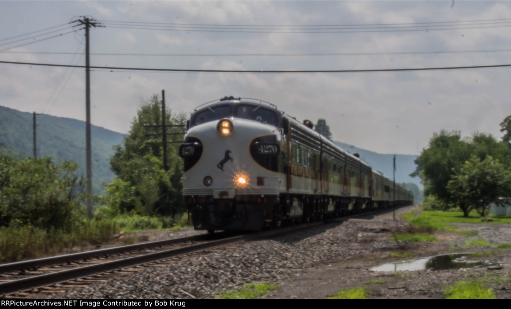 NS 4270 leads the OCS eastbound through East Worcester